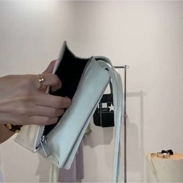 Ameri VINTAGE(アメリヴィンテージ)の非売品 新品 本革バッグオフ ブラック　お財布バッグ レディースのバッグ(ショルダーバッグ)の商品写真
