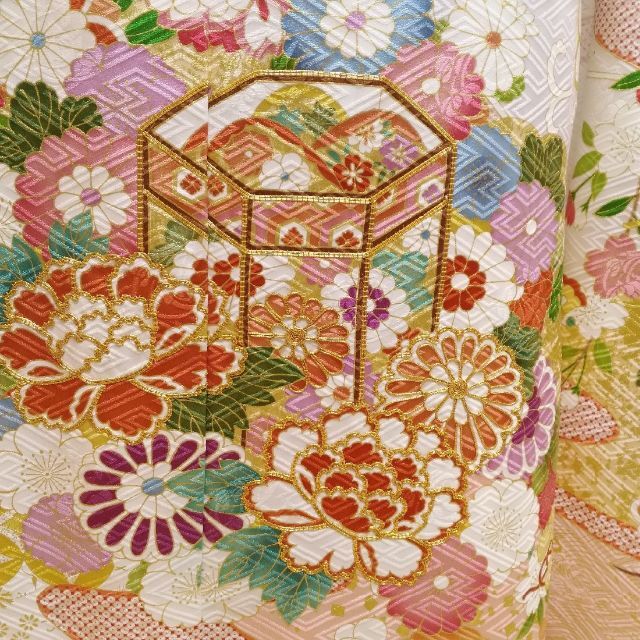 振袖 お仕立て付き 正絹 友禅柄 刺繍 白地 白地古典手毬花文様柄 振袖 お仕立て付き 正絹 友禅柄 刺繍 白地 白地古典手毬花文様柄