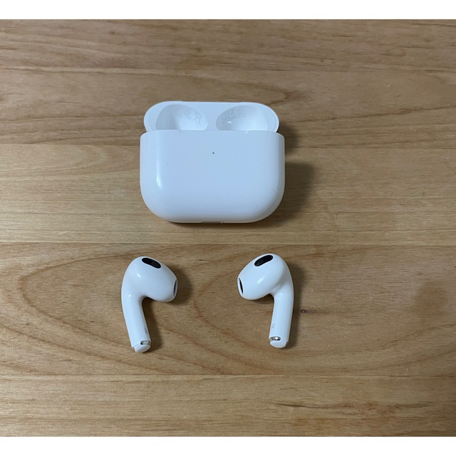 Apple(アップル)のアップル AirPods 第3世代 MME73J/A スマホ/家電/カメラのオーディオ機器(ヘッドフォン/イヤフォン)の商品写真