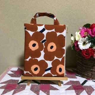 マリメッコ(marimekko)のマリメッコ 生地　ハンドメイド　ミニウニッコ　チェスナット　取手付きポーチ(ポーチ)