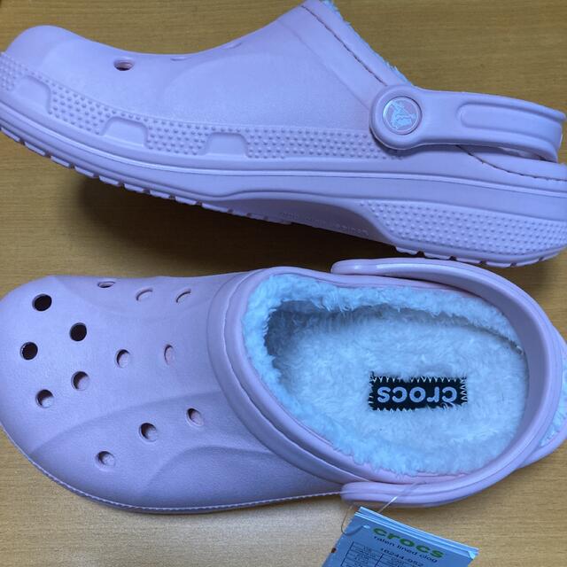 crocs(クロックス)の新品 26㎝ クロックス レイレン ラインド クロッグ ピンク ボア付き レディースの靴/シューズ(サンダル)の商品写真