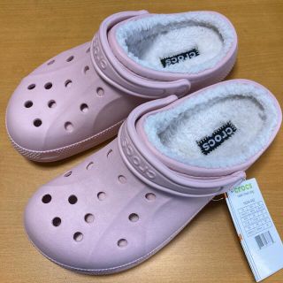 クロックス(crocs)の新品 26㎝ クロックス レイレン ラインド クロッグ ピンク ボア付き(サンダル)