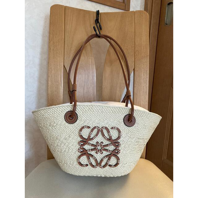 LOEWE(ロエベ)の美品　LOEWE    ロエベ   アナグラム　バスケット レディースのバッグ(かごバッグ/ストローバッグ)の商品写真