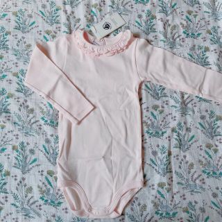 プチバトー(PETIT BATEAU)の新品！プチバトー　24m ピンク　衿つきフリル長袖ボディ　(ロンパース)