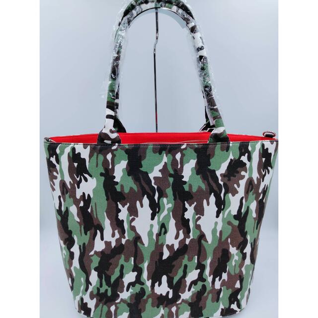 トートバッグ　スタッズ　アーミー　迷彩　シルバー　銀　レッド　赤　Lサイズ レディースのバッグ(トートバッグ)の商品写真