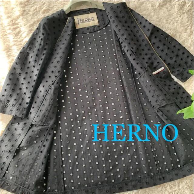 HERNO(ヘルノ)のヘルノ HERNO ノーカラースプリングコート パンチング 黒44 レディースのジャケット/アウター(スプリングコート)の商品写真