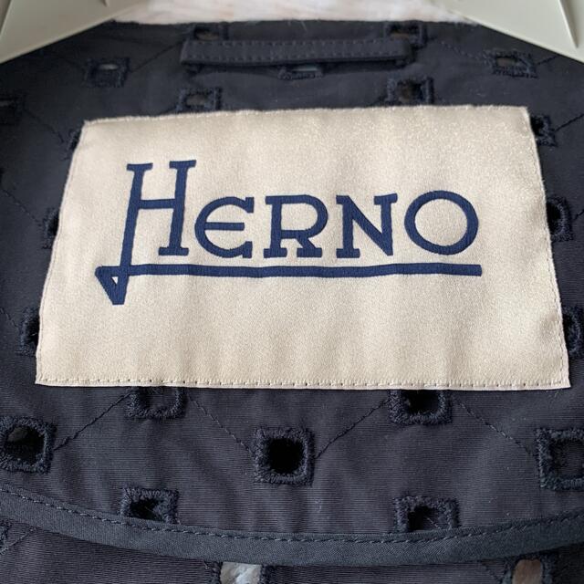 HERNO(ヘルノ)のヘルノ HERNO ノーカラースプリングコート パンチング 黒44 レディースのジャケット/アウター(スプリングコート)の商品写真