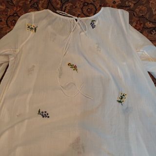 シルバーピーチ 45R フェザーカディ小花刺繍ワンピース