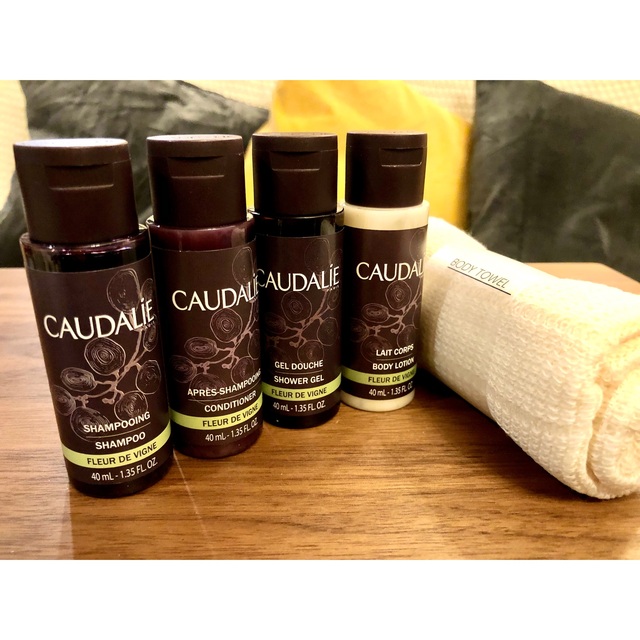 CAUDALIE コーダリー　アメニティ 4点セット&ウォッシュタオル コスメ/美容のヘアケア/スタイリング(シャンプー/コンディショナーセット)の商品写真