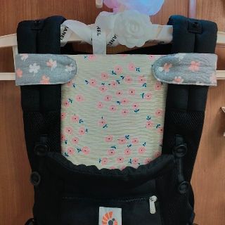 ♡ー⑫抱っこ紐　胸カバー　ハンドメイド　エルゴ対応　よだれ防止　花柄(外出用品)