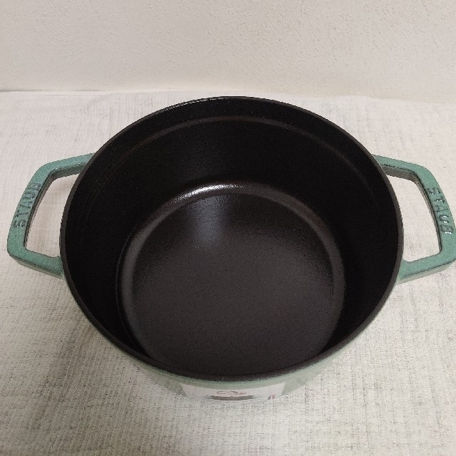 STAUB(ストウブ)のSTAUB　ココットラウンド　22cm インテリア/住まい/日用品のキッチン/食器(鍋/フライパン)の商品写真