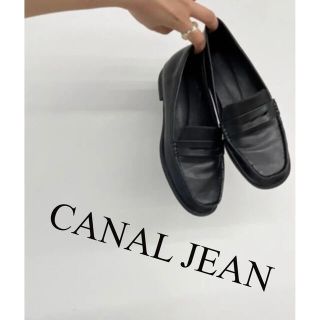 キャナルジーン(CANAL JEAN)のvia j(ヴィアジェイ) フェイクレザーローファー ブラック(ローファー/革靴)