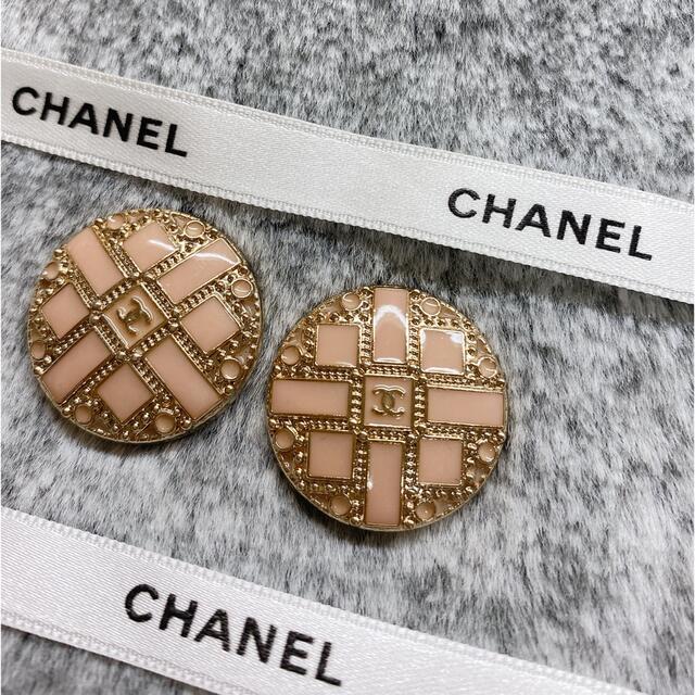 CHANEL(シャネル)のCHANEL  ビンテージ  ボタン 25mm 2個 ハンドメイドの素材/材料(各種パーツ)の商品写真