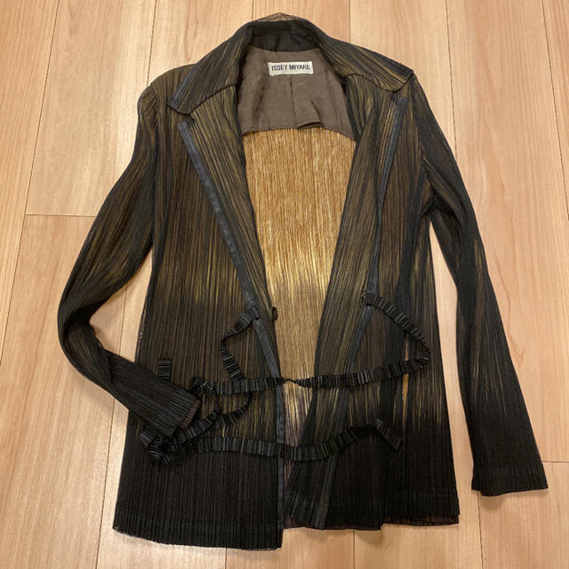 ISSEY MIYAKE(イッセイミヤケ)のイッセイミヤケ　金黒色　ジャケット　美品 レディースのジャケット/アウター(テーラードジャケット)の商品写真
