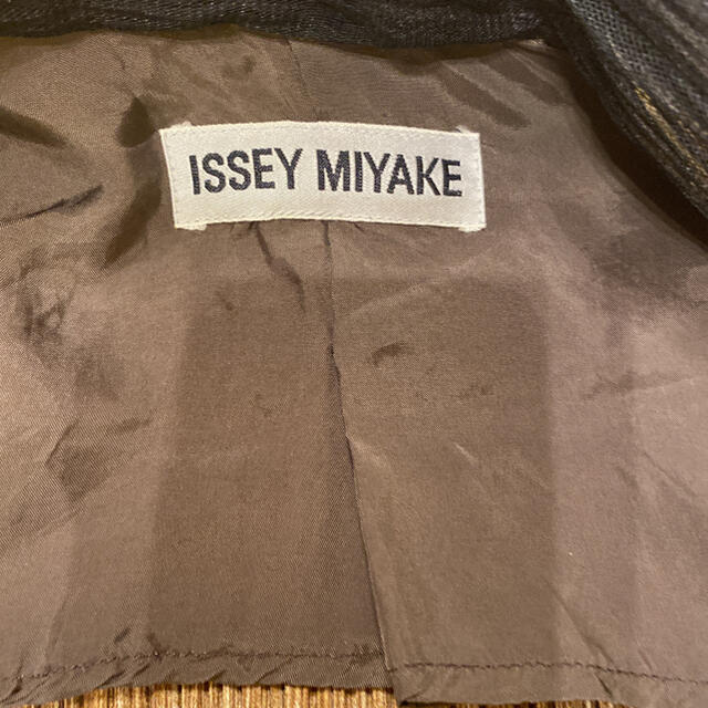 ISSEY MIYAKE(イッセイミヤケ)のイッセイミヤケ　金黒色　ジャケット　美品 レディースのジャケット/アウター(テーラードジャケット)の商品写真