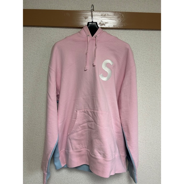 Supreme(シュプリーム)のSupreme S Logo Split Light Pink メンズのトップス(パーカー)の商品写真