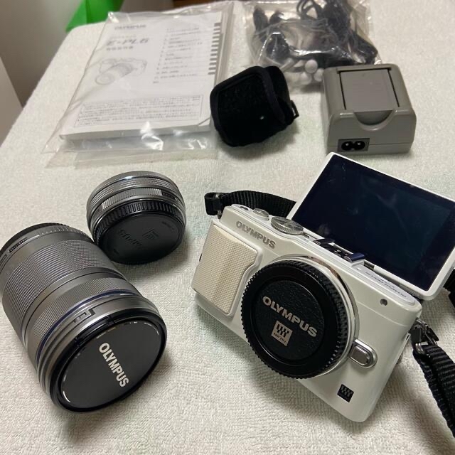 OLYMPUS(オリンパス)の【値下げ中】付属品完備　OLYMPUSミラーレス一眼　カメラ スマホ/家電/カメラのカメラ(ミラーレス一眼)の商品写真