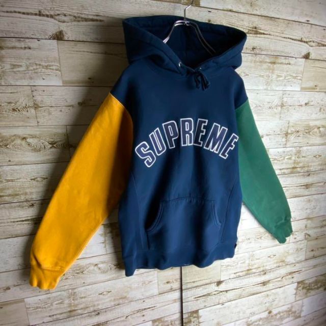 Supreme(シュプリーム)の【即完売モデル】supreme☆アーチロゴマルチカラーパーカー　入手困難　定番 メンズのトップス(パーカー)の商品写真