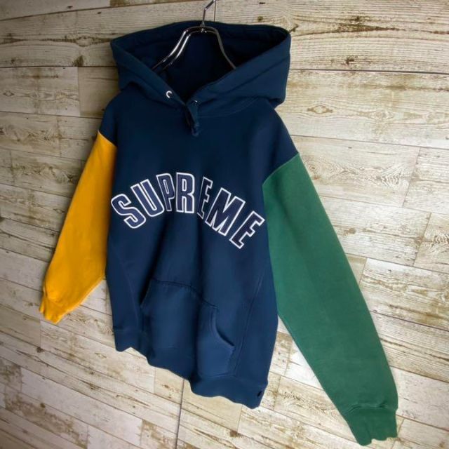 Supreme(シュプリーム)の【即完売モデル】supreme☆アーチロゴマルチカラーパーカー　入手困難　定番 メンズのトップス(パーカー)の商品写真