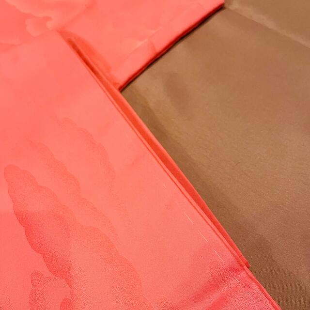 新品　着物　サーモンピンク　色無地 レディースの水着/浴衣(着物)の商品写真