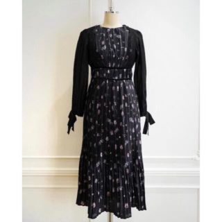 ハーリップトゥ(Her lip to)の【最終価格】Pleated Floral-Print Satin Dress(ひざ丈ワンピース)