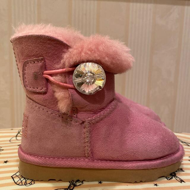 UGG(アグ)の専用♡UGG アグ　オーストラリア　キッズ　ムートンブーツ　スワロフスキー　 キッズ/ベビー/マタニティのキッズ靴/シューズ(15cm~)(ブーツ)の商品写真