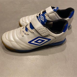 アンブロ(UMBRO)のジュニア　キッズ　フットサルシューズ　18センチ(スニーカー)