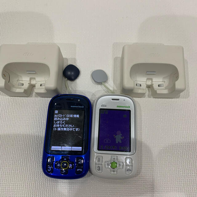 京セラ(キョウセラ)のマモリーノ3 青　白　2台セット　中古 スマホ/家電/カメラのスマートフォン/携帯電話(携帯電話本体)の商品写真