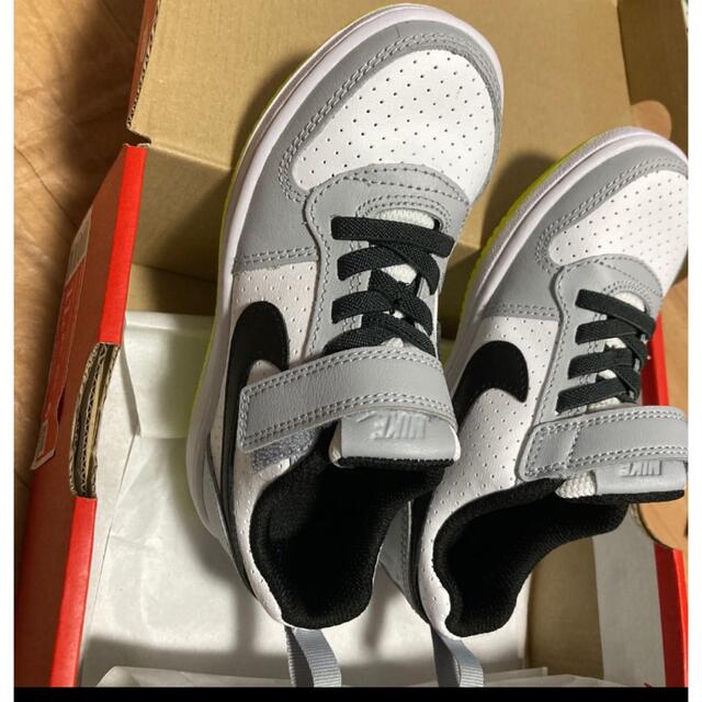 NIKE(ナイキ)のラス1  17 NIKEコートバロー キッズ/ベビー/マタニティのキッズ靴/シューズ(15cm~)(スニーカー)の商品写真