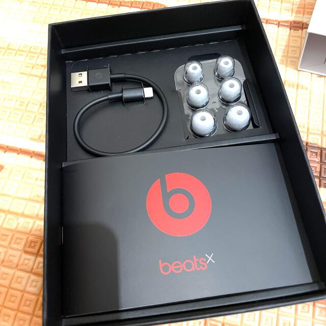 Beats by Dr Dre(ビーツバイドクタードレ)のBeats BEATSX SATIN SILVER スマホ/家電/カメラのオーディオ機器(ヘッドフォン/イヤフォン)の商品写真