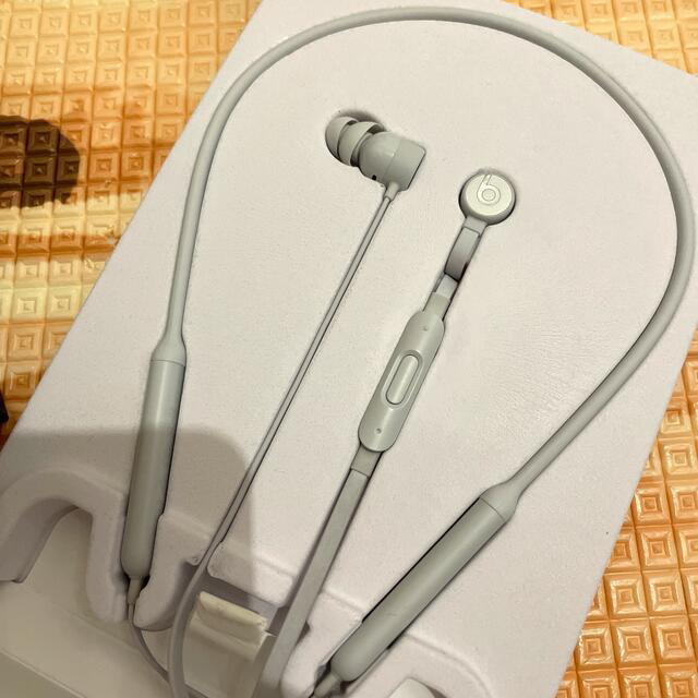 Beats by Dr Dre(ビーツバイドクタードレ)のBeats BEATSX SATIN SILVER スマホ/家電/カメラのオーディオ機器(ヘッドフォン/イヤフォン)の商品写真