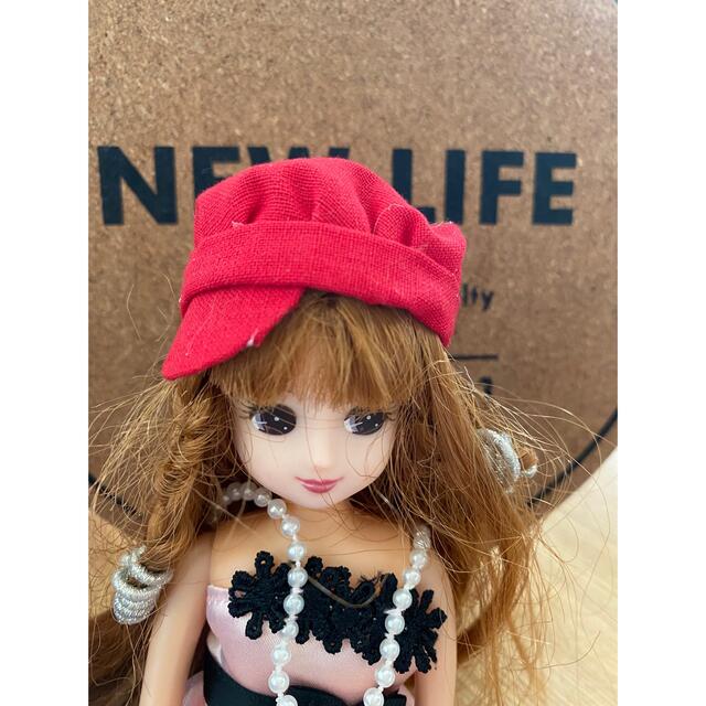 真っ赤シンプルで可愛い小さい人形かぶれるキャスケットりかちゃんバービーに ハンドメイドのぬいぐるみ/人形(人形)の商品写真