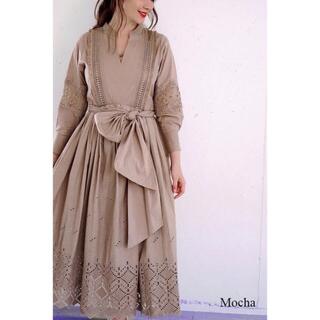 Belted Embroidered Cotton Dressモカ