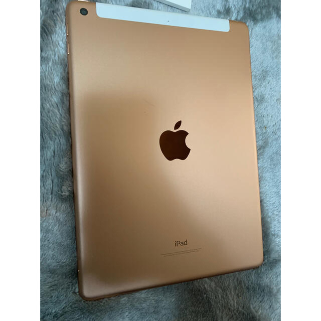 Apple(アップル)のアップル iPad 第6世代 32GB ゴールド スマホ/家電/カメラのPC/タブレット(タブレット)の商品写真