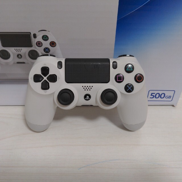 SONY(ソニー)の【PS4・ホワイト・500GB】Playstation4 CUH-1200A エンタメ/ホビーのゲームソフト/ゲーム機本体(家庭用ゲーム機本体)の商品写真