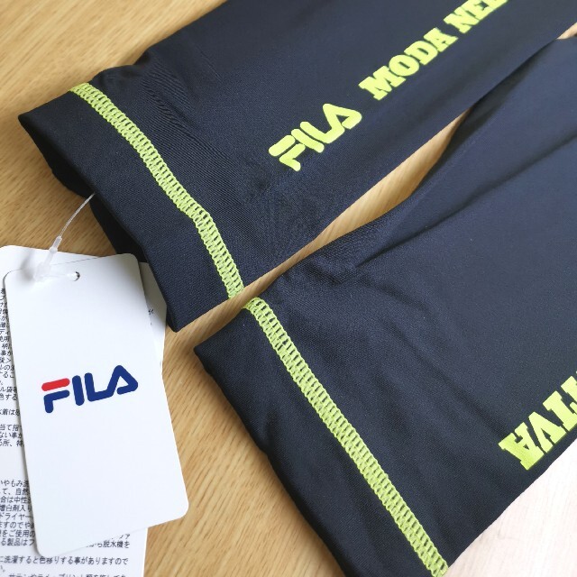 FILA(フィラ)の新品☆FILAアームカバー☆ 水陸両用 日焼け防止☆ブラック☆送料無料！ スポーツ/アウトドアのトレーニング/エクササイズ(その他)の商品写真