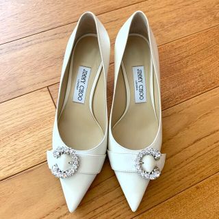 ジミーチュウ(JIMMY CHOO)のジミーチュウ　ホワイト パンプスSARESA 65(ハイヒール/パンプス)