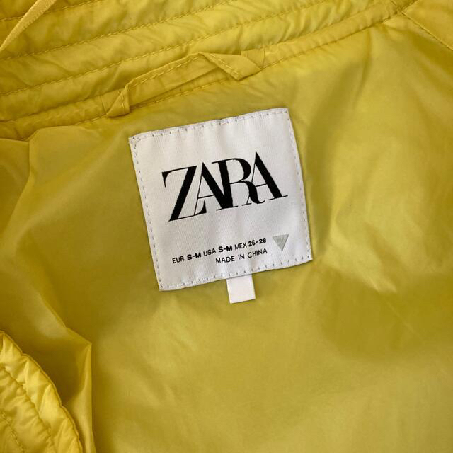 ZARA(ザラ)のMサイズ未使用ザラショッキングイエローダウン中綿ポリエステル レディースのジャケット/アウター(ダウンジャケット)の商品写真