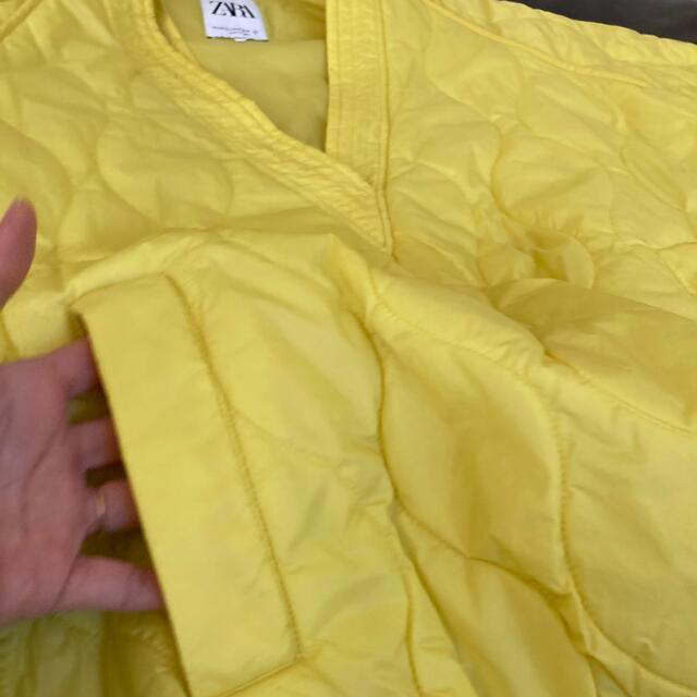 ZARA(ザラ)のMサイズ未使用ザラショッキングイエローダウン中綿ポリエステル レディースのジャケット/アウター(ダウンジャケット)の商品写真