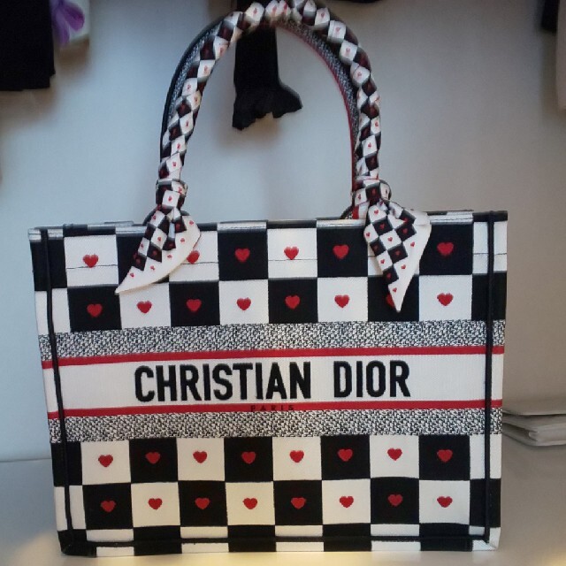 Christian Dior(クリスチャンディオール)の新品国内百貨店購入ディオールブックトート2021アモーレミッツァ付ツイリー付 レディースのバッグ(トートバッグ)の商品写真