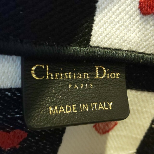 Christian Dior(クリスチャンディオール)の新品国内百貨店購入ディオールブックトート2021アモーレミッツァ付ツイリー付 レディースのバッグ(トートバッグ)の商品写真
