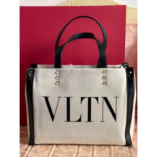 ☆安心の定価販売☆】 VALENTINO - VALENTINO ロゴトートバッグの通販