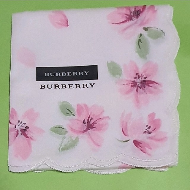 BURBERRY(バーバリー)のバーバリー BURBERRY ハンカチ 花びら 縁取り 新品 未使用シール付き レディースのファッション小物(ハンカチ)の商品写真