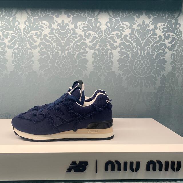 miumiu(ミュウミュウ)のmiumiu 574スニーカー　ネイビー レディースの靴/シューズ(スニーカー)の商品写真