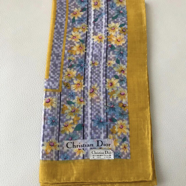 Christian Dior(クリスチャンディオール)のChristian Dior ハンカチ  黄色　花　シール付き未使用品です！ レディースのファッション小物(ハンカチ)の商品写真