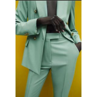 ザラ(ZARA)のタイムセール新品タグ付き　ZARA テーパードパンツ　エクリュS(その他)