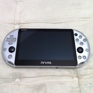 プレイステーションヴィータ(PlayStation Vita)のpsvita 2000 本体 シルバー(携帯用ゲーム機本体)