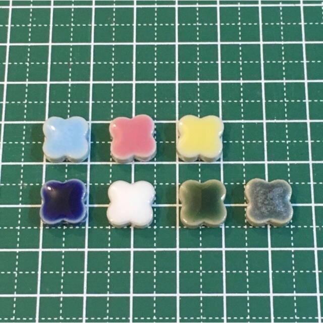 【7色・20g入り】お花タイル 10mm mix プチクローバー 花小タイル ハンドメイドの素材/材料(各種パーツ)の商品写真