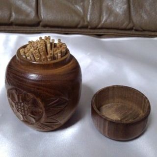 爪楊枝入れ　木彫り(テーブル用品)