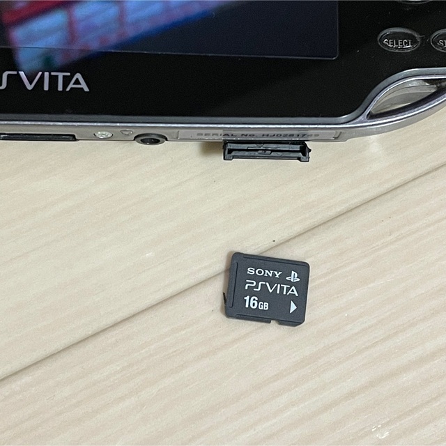 PlayStation Vita(プレイステーションヴィータ)のPlayStation VITA本体＋充電器＋メモリー16GB エンタメ/ホビーのゲームソフト/ゲーム機本体(携帯用ゲーム機本体)の商品写真